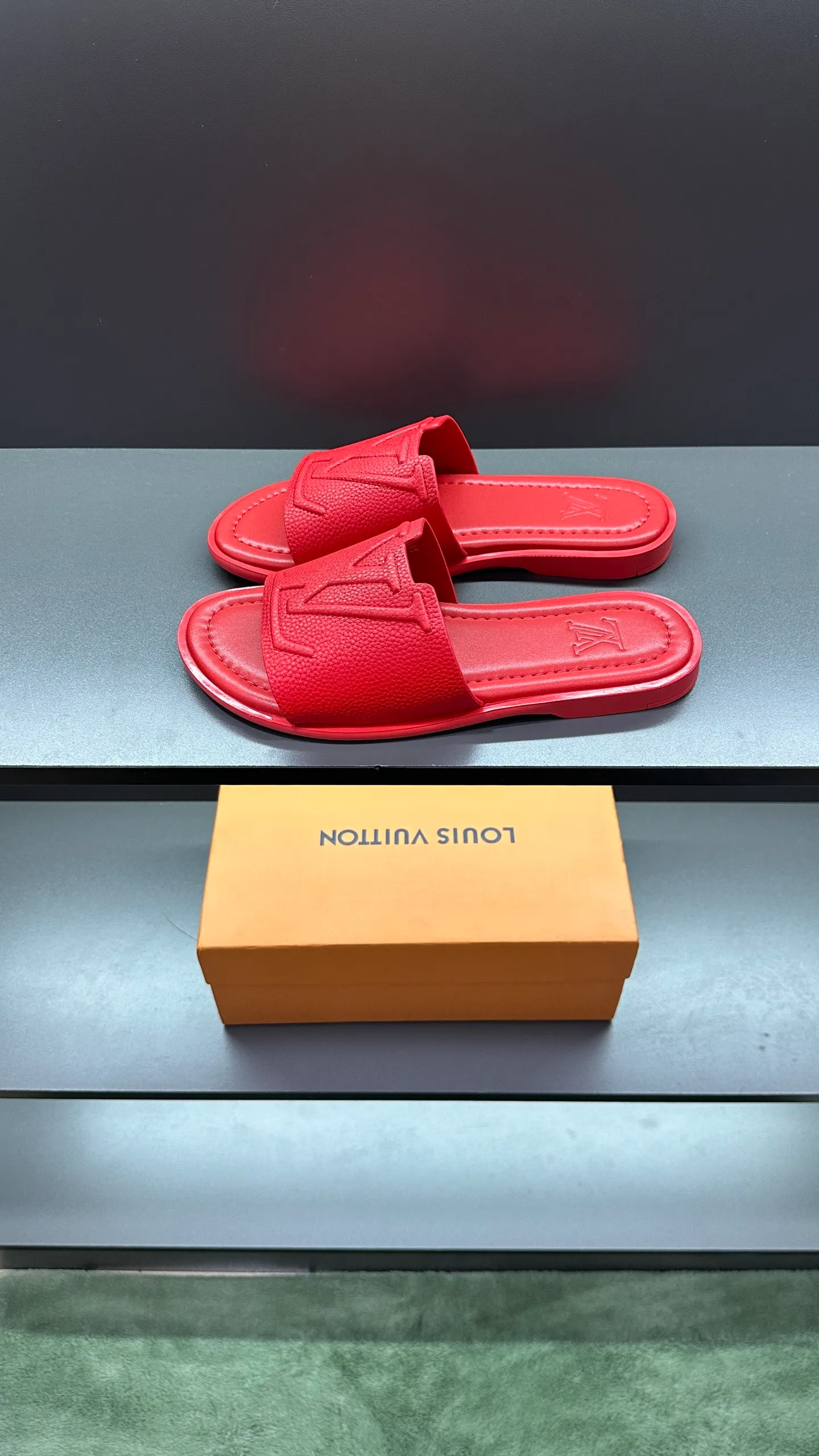 P300 🔍LV Men's Spring and Summer Slippers Counter Synchronization. The uppers are imported cowhide fabrics from Italy, with logo graphics and high-quality craftsmanship. Soles: original soles specially provided by the original factory. Exclusive movable molded soles are super comfortable. Original factory follow-up orders. 🔍🔍High quality. You can enter and leave the counter at will. Welcome to compare. Code number 38-45 No. 058